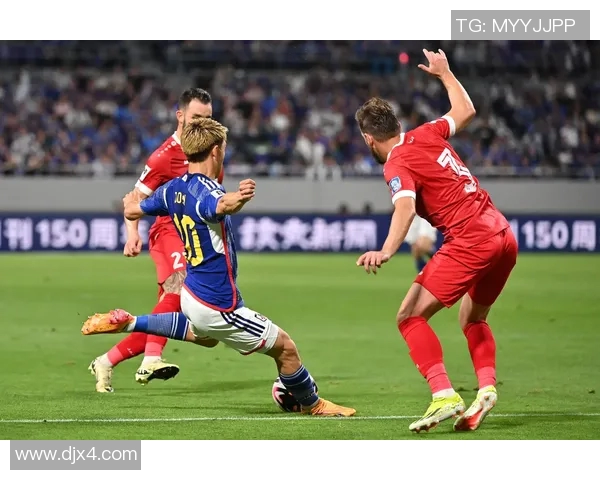 足球明星举杯庆祝瞬间展现团结与荣耀的激情时刻